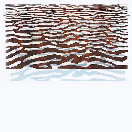 Cortenstalen beeld met golfvormige uitsparingen, met daarachter de schaduw van het beeld.