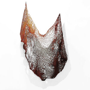 Hangend cortenstalen beeld dat als een stuk stof is gedrapeerd met uitsparingen die doen denken aan een visnet.