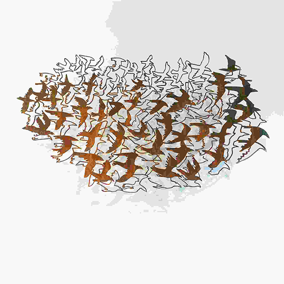 Hangend cortenstalen beeld met vogelvormige uitsparingen.