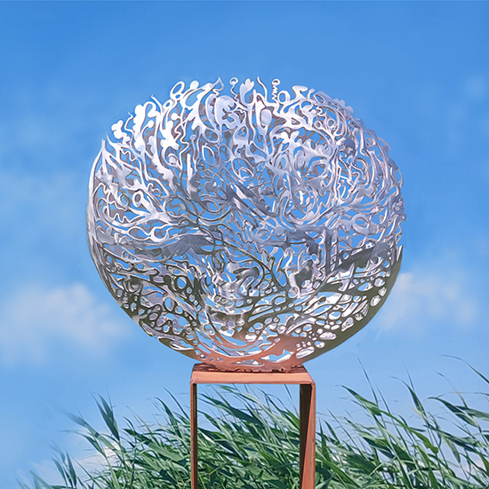 Rondvormig metalen beeld met op de zee geïnspireerde organische uitsparingen, geplaatst op een sokkel.