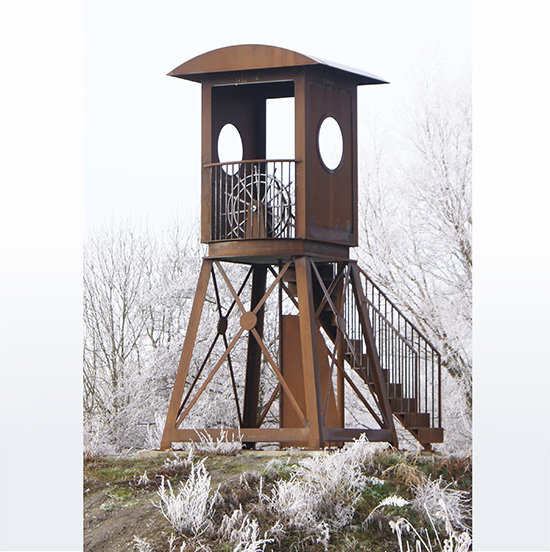 Cortenstalen beeld dat lijkt op een stuurhuis in een winters landschap