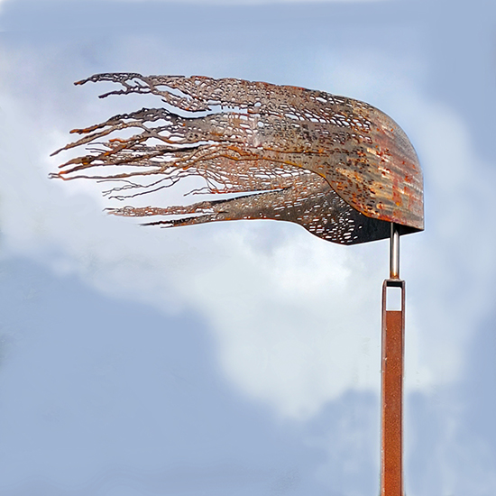 Cortenstalen beeld, op een cortenstalen sokkel, dat als een vaan lijkt te wapperen in de wind met uitsparingen die doen denken aan een visnet.