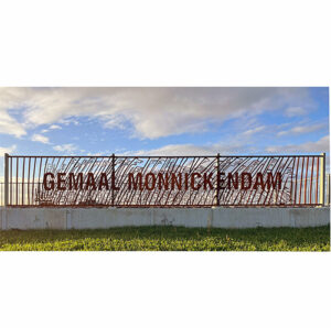 Cortenstalen hek met de tekst ‘gemaal monnickendam’, waarvan de spijlen zijn geïnspireerd op de vorm van riet.