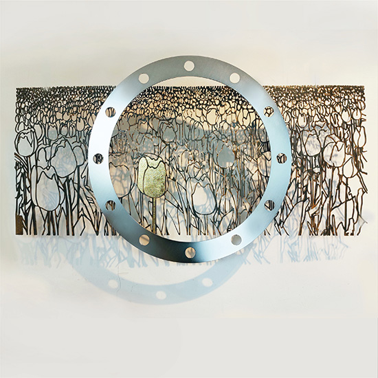 Metalen kunstwerk met uitgesneden tulpen en een groot rondelement ervoor, dat lijkt op een scheepsraam of metalen ring.