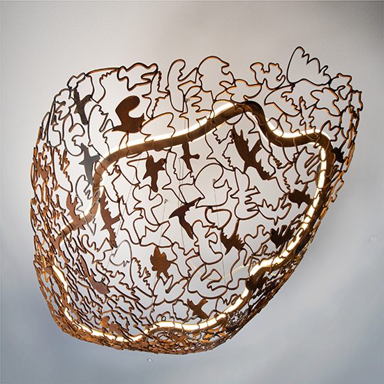 Licht object van cortenstaal met uitgesneden vogels.