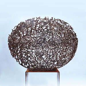 Ovaalvormig cortenstalen beeld met organische uitsparingen die doen denken aan vormen uit de zee, geplaatst op een sokkel.