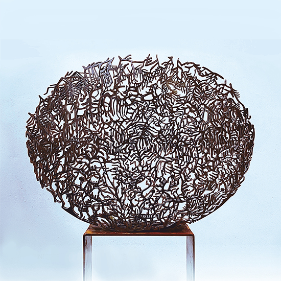 Ovaalvormig cortenstalen beeld met organische uitsparingen die doen denken aan vormen uit de zee, geplaatst op een sokkel.