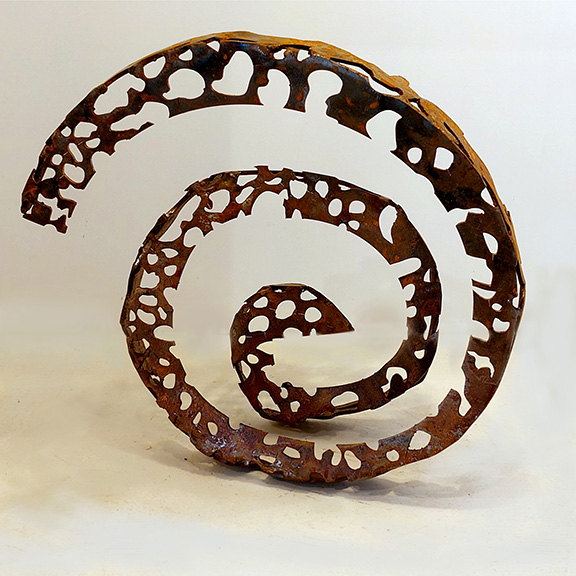 Spiraalvormig cortenstalen beeld met organische uitsparingen geïnspireerd op vormen uit de zee.