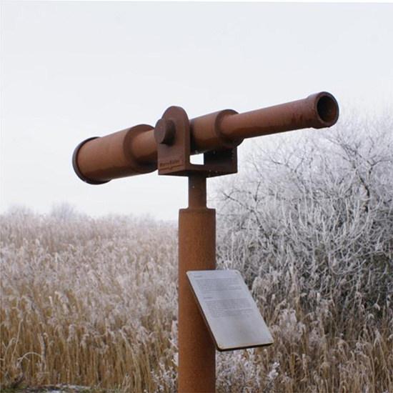 Een grote verrekijker van cortenstaal.