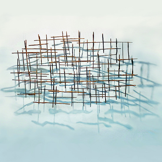 Hangend cortenstalen beeld van organische staafvormen, geïnspireerd op structuren uit de zee.