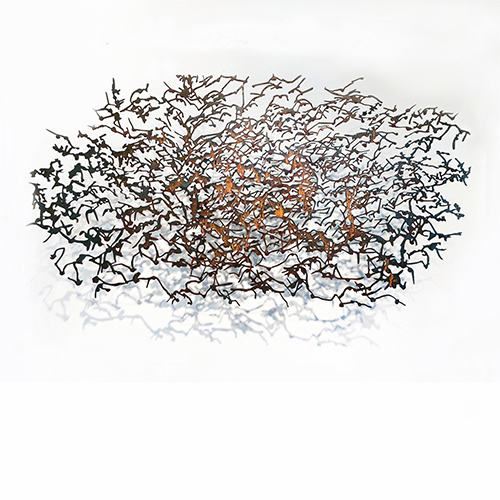 Hangend cortenstalen beeld met vogelvormige uitsparingen.